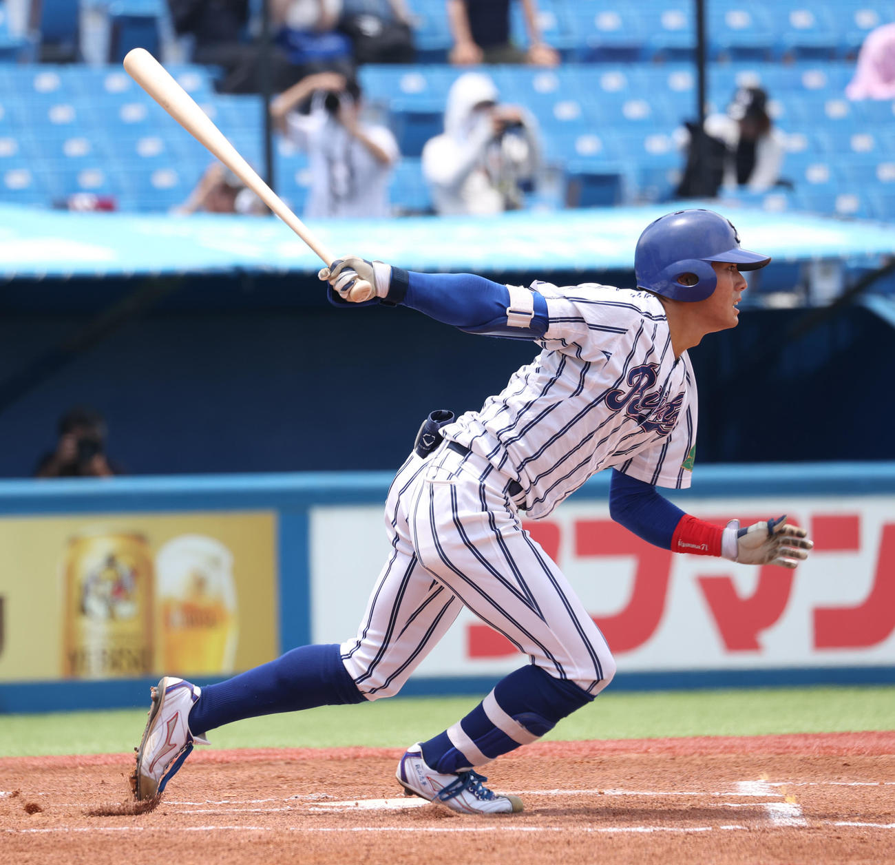 立正大対順大　1回表無死、飯山は中前安打を放つ（撮影・柴田隆二）