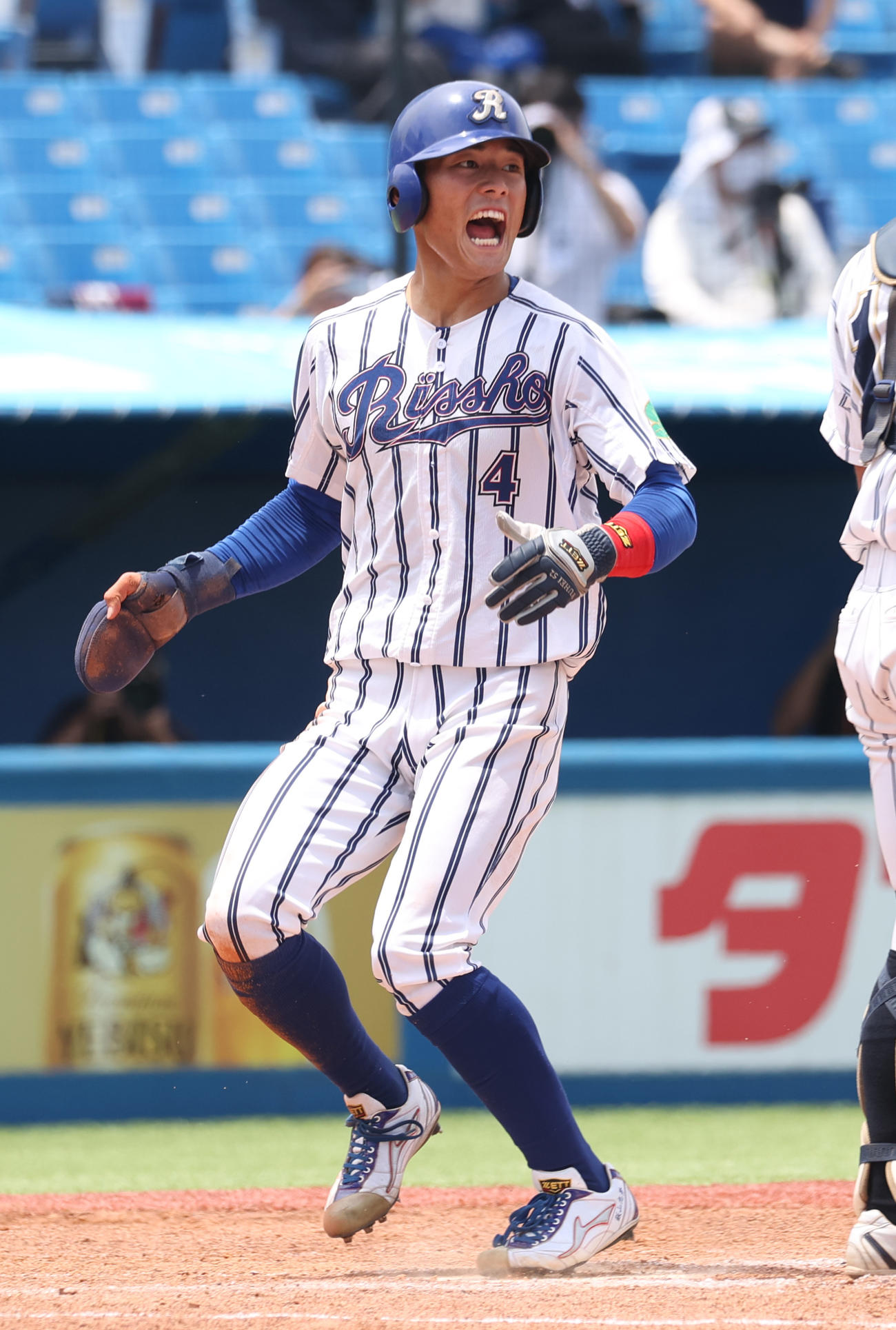 立正大対順大　1回表無死満塁、熊谷の右犠飛で三塁走者飯山が生還する（撮影・柴田隆二）