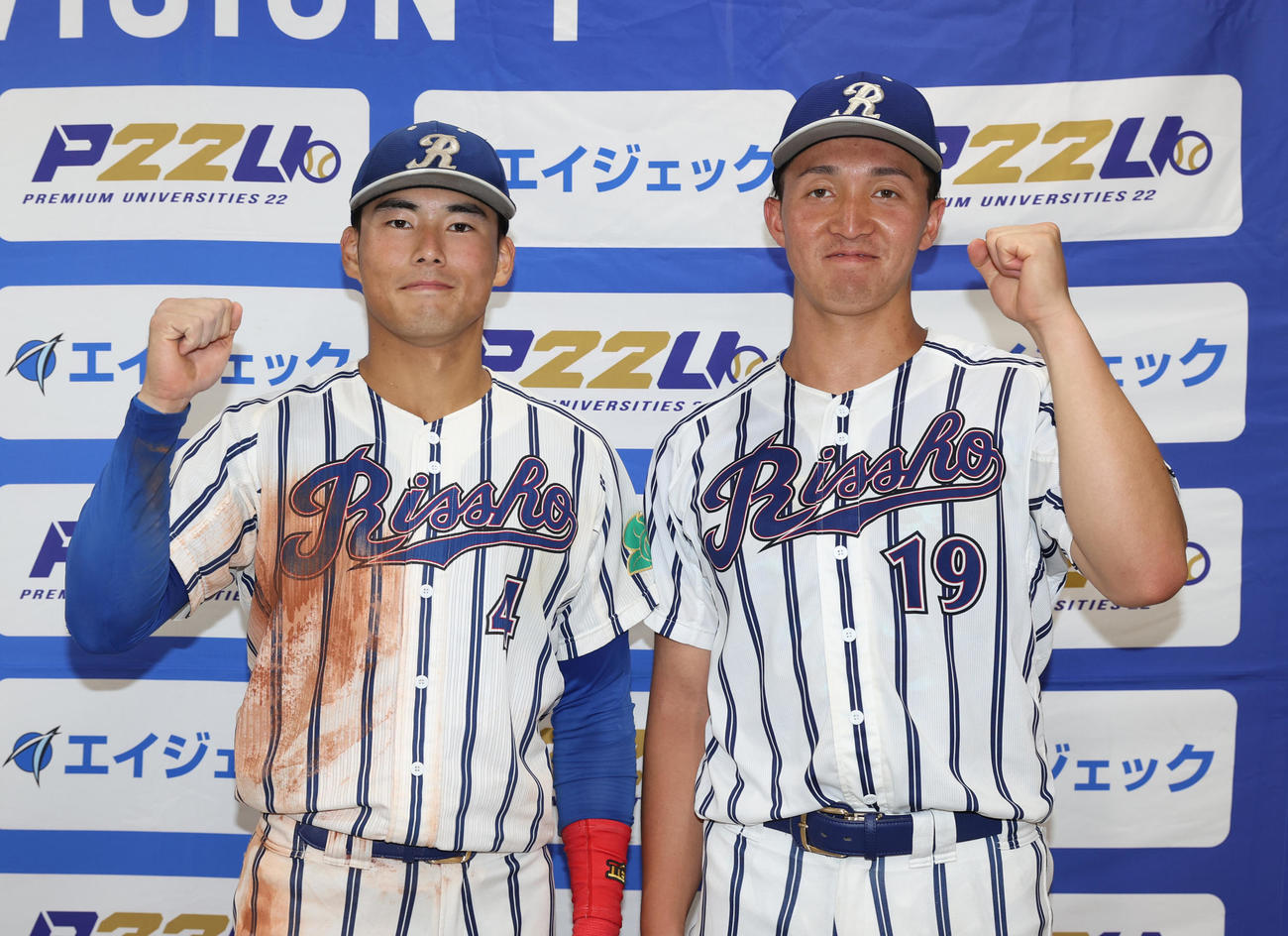 立正大対順大　立正大・飯山（左）と完封勝利の梅田はガッツポーズする（撮影・柴田隆二）