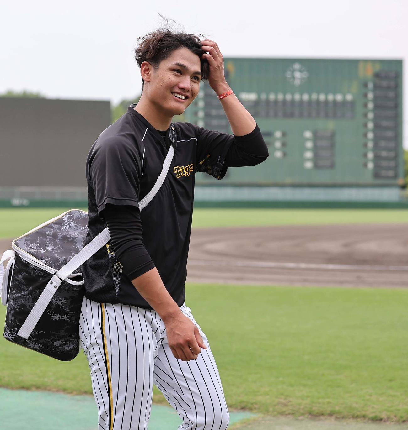 阪神対中日　練習を終えた西純はサブグラウンドを引き揚げる（撮影・上田博志）