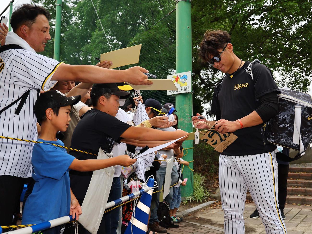 阪神対中日　大勢の地元ファンにサインをする西純（撮影・上田博志）