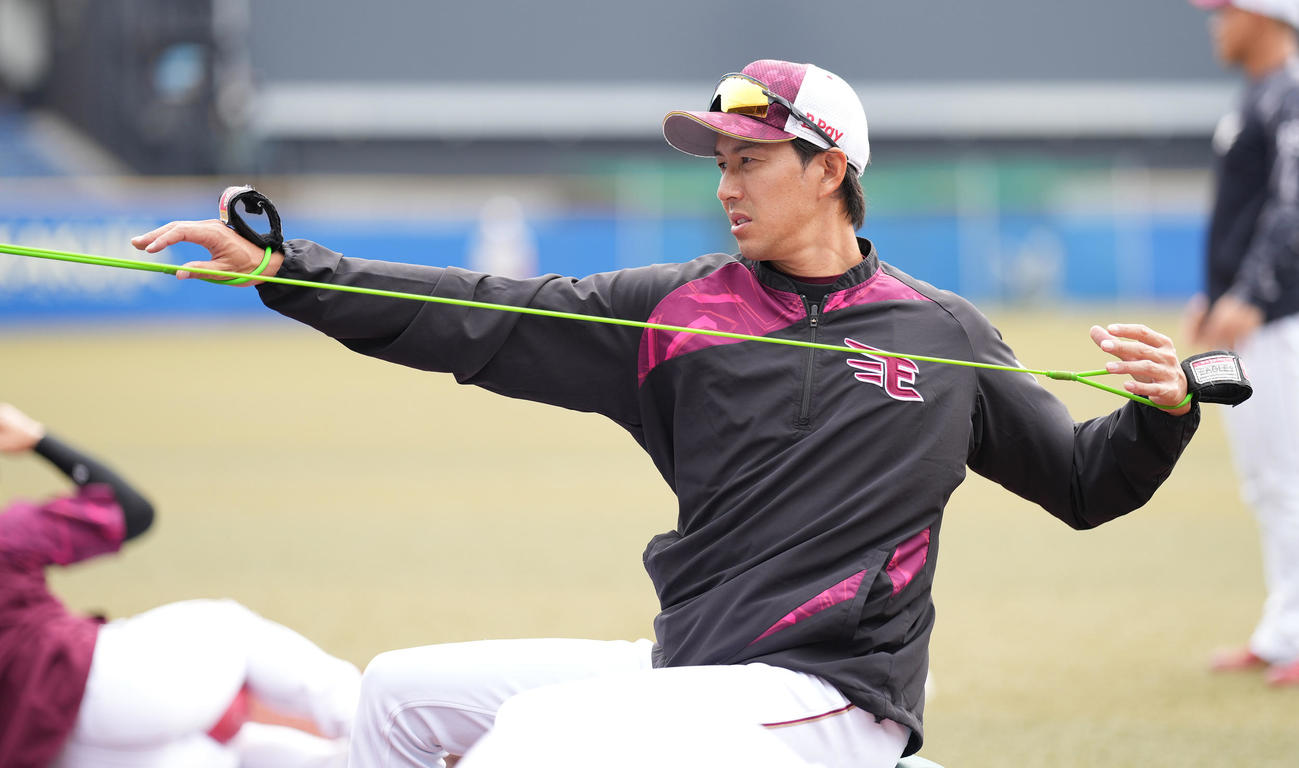 ロッテ対楽天　試合前練習で汗を流す楽天岸（撮影・鈴木みどり）