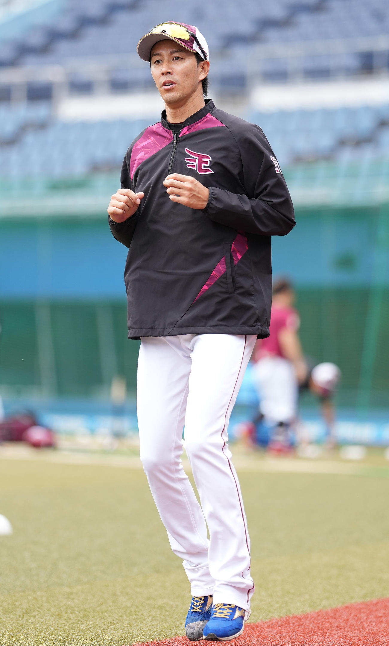 ロッテ対楽天　試合前練習で汗を流す楽天岸（撮影・鈴木みどり）