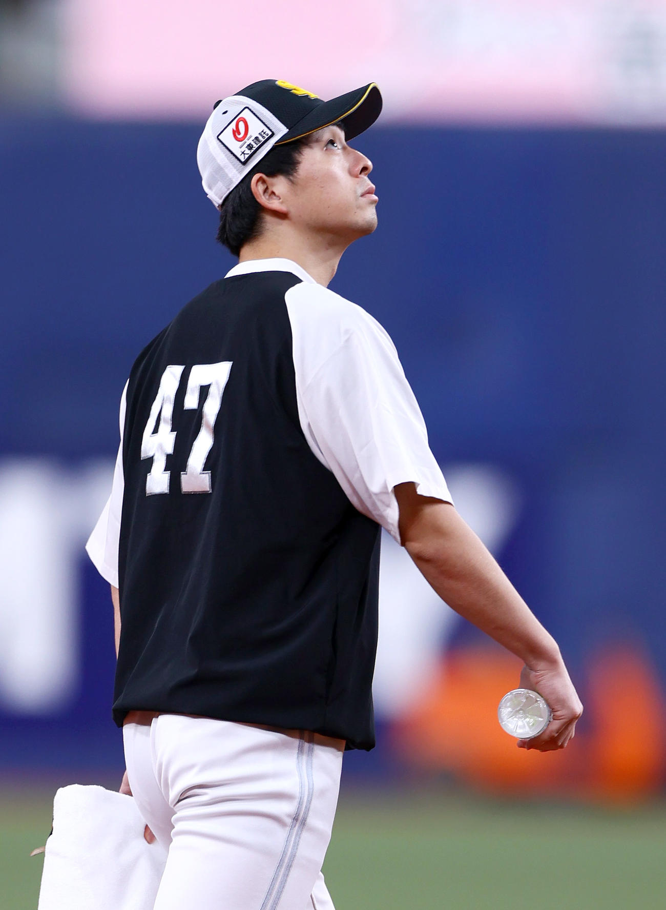 オリックス対ソフトバンク　試合前、ソフトバンク大関は京セラドーム大阪のマウンドを確認する（撮影・上山淳一）