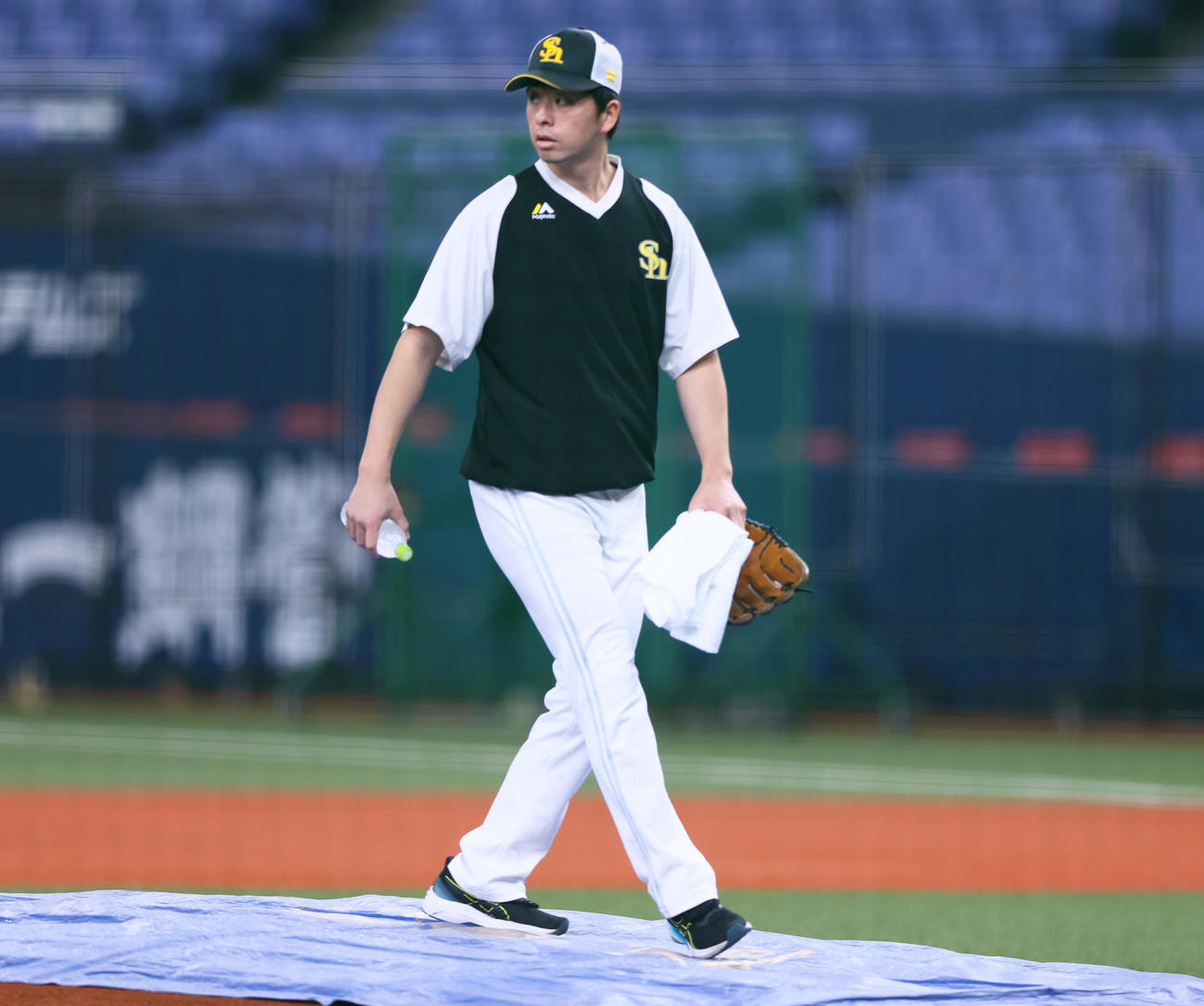 オリックス対ソフトバンク　試合前、ソフトバンク大関は京セラドーム大阪のマウンドを確認する（撮影・上山淳一）