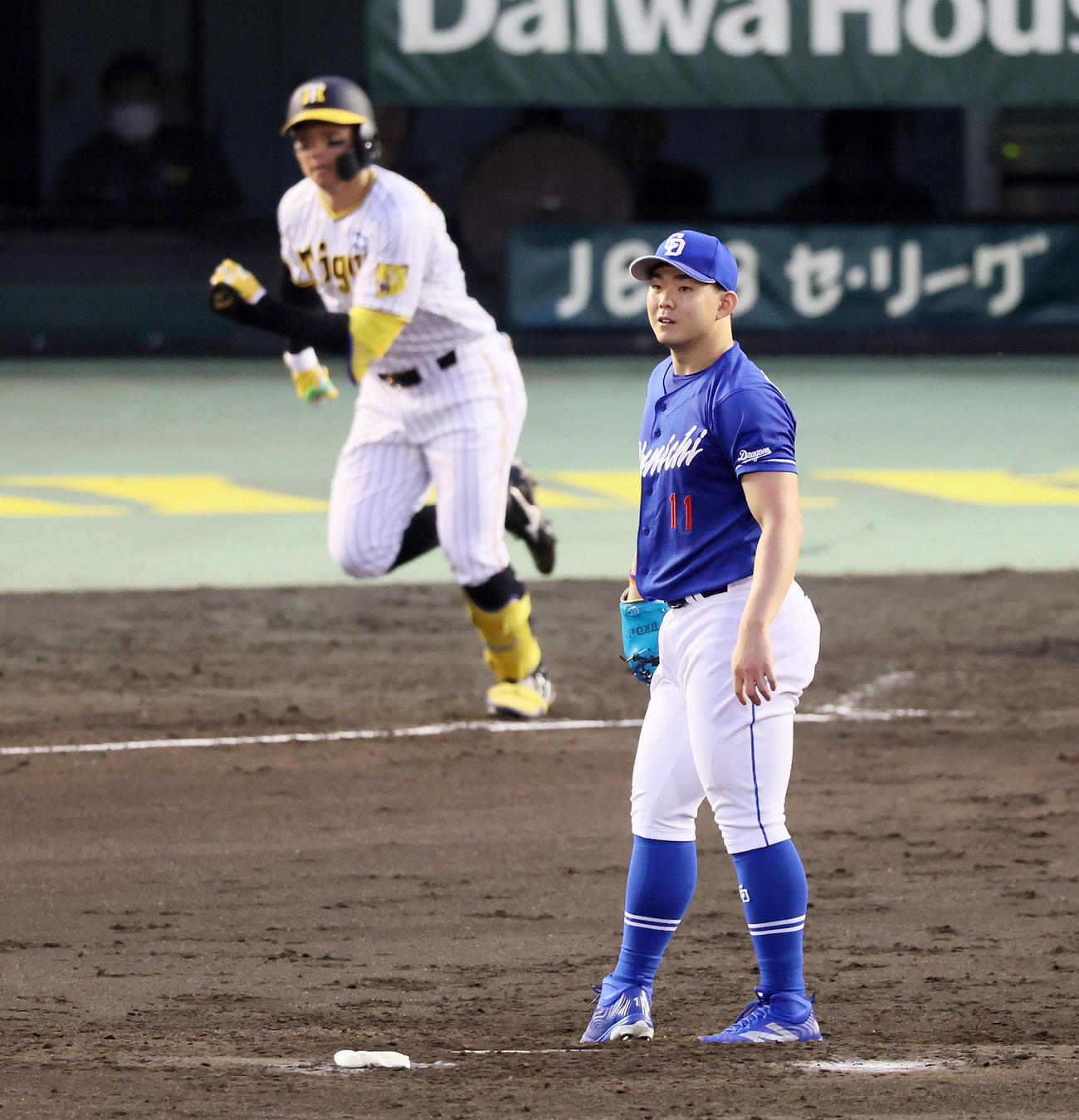 阪神対中日　4回裏阪神無死、小笠原は森下に中前打を許す（撮影・加藤哉）