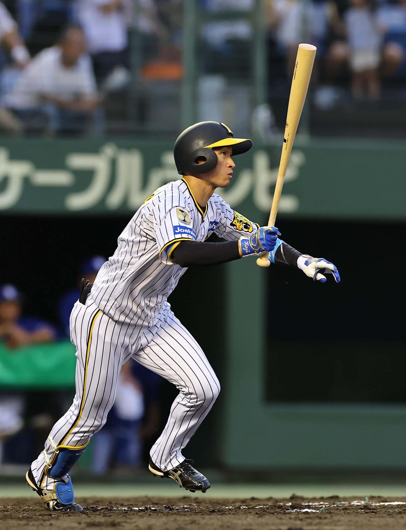 阪神対中日　3回裏阪神2死、近本は右前打を放つ（撮影・上田博志）