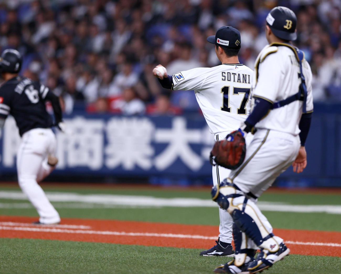 オリックス対ソフトバンク　6回表ソフトバンク無死一塁、曽谷（中央）は今宮の送りバントを悪送球する（撮影・上山淳一）