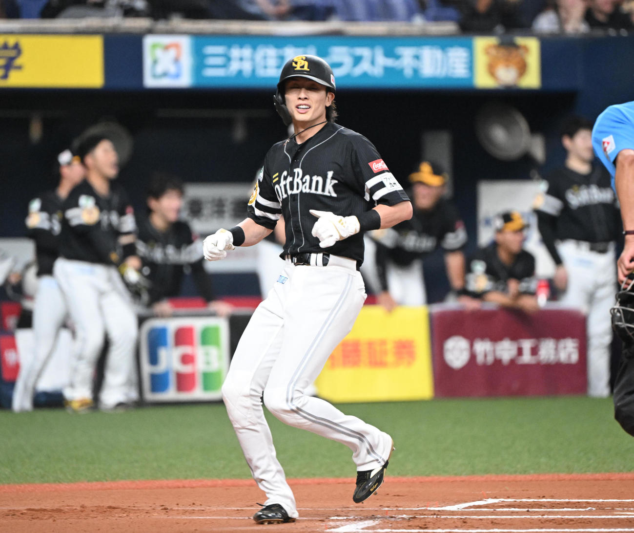 オリックス対ソフトバンク　6回表ソフトバンク無死一塁、今宮のバントで曽谷が一塁悪送球、生還する一塁走者の周東（撮影・和賀正仁）