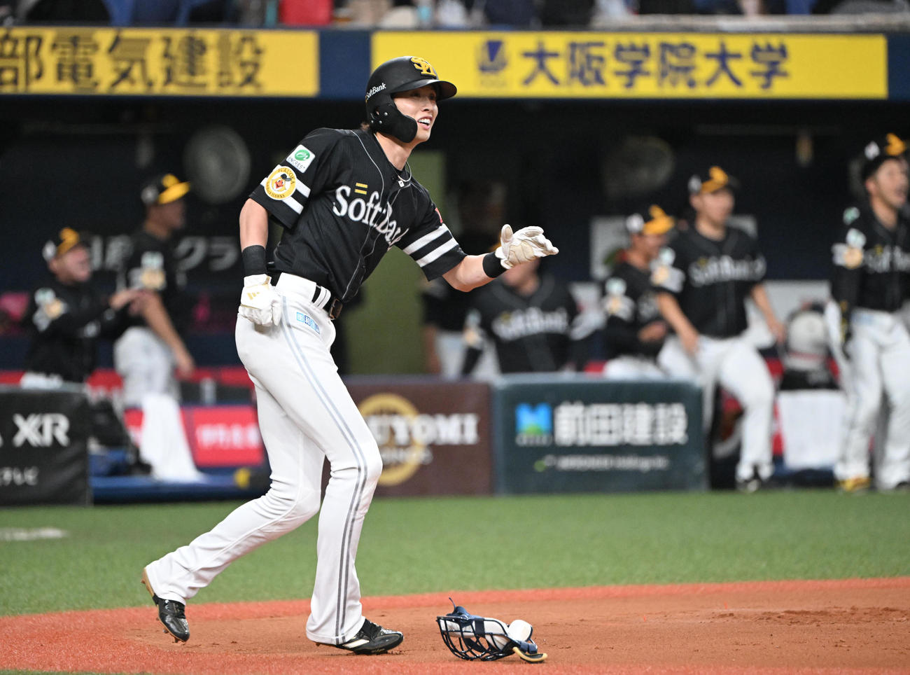 オリックス対ソフトバンク　6回表ソフトバンク無死一塁、今宮のバントで曽谷が一塁悪送球、生還する一塁走者の周東（撮影・和賀正仁）