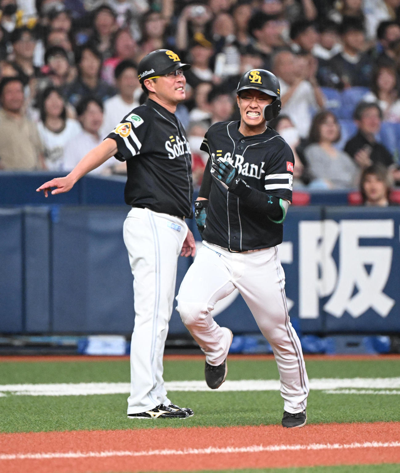 オリックス対ソフトバンク　6回表ソフトバンク無死一塁、今宮のバントを曽谷が一塁悪送球、犠打を決めた当人も生還を果たす（撮影・和賀正仁）