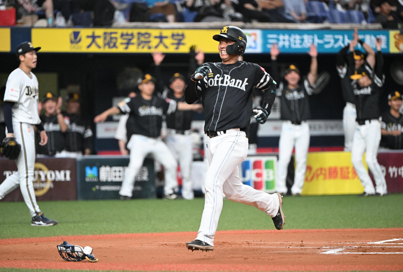 オリックス対ソフトバンク　6回表ソフトバンク無死一塁、今宮のバントを曽谷が一塁悪送球、犠打を決めた当人も生還を果たす（撮影・和賀正仁）