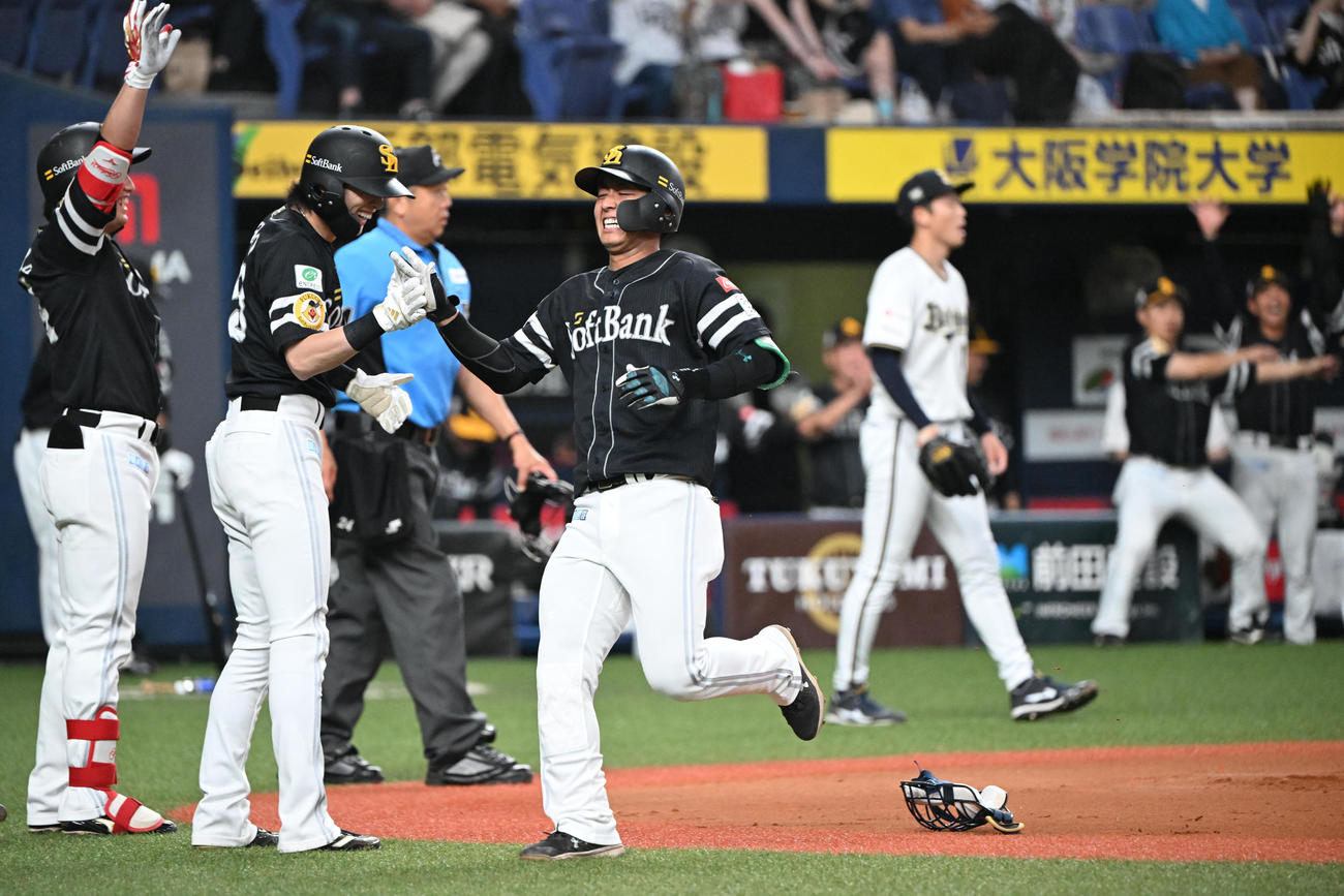 オリックス対ソフトバンク　6回表ソフトバンク無死一塁、今宮のバントを曽谷が一塁悪送球、犠打を決めた当人も生還を果たす（撮影・和賀正仁）