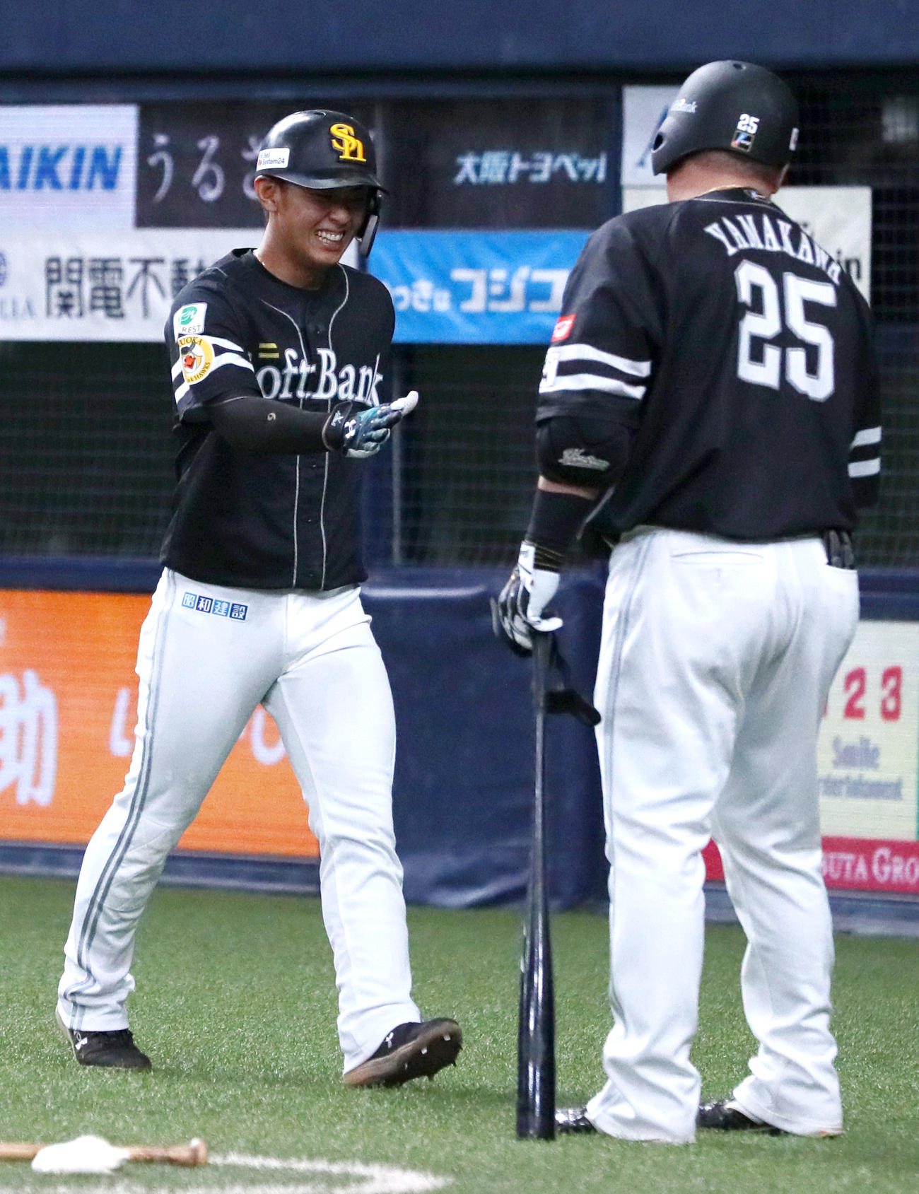 オリックス対ソフトバンク　6回表ソフトバンク無死一塁、送りバントを成功の今宮（左）は投手曽谷の悪送球で生還し山川から出迎えられる（撮影・上山淳一）