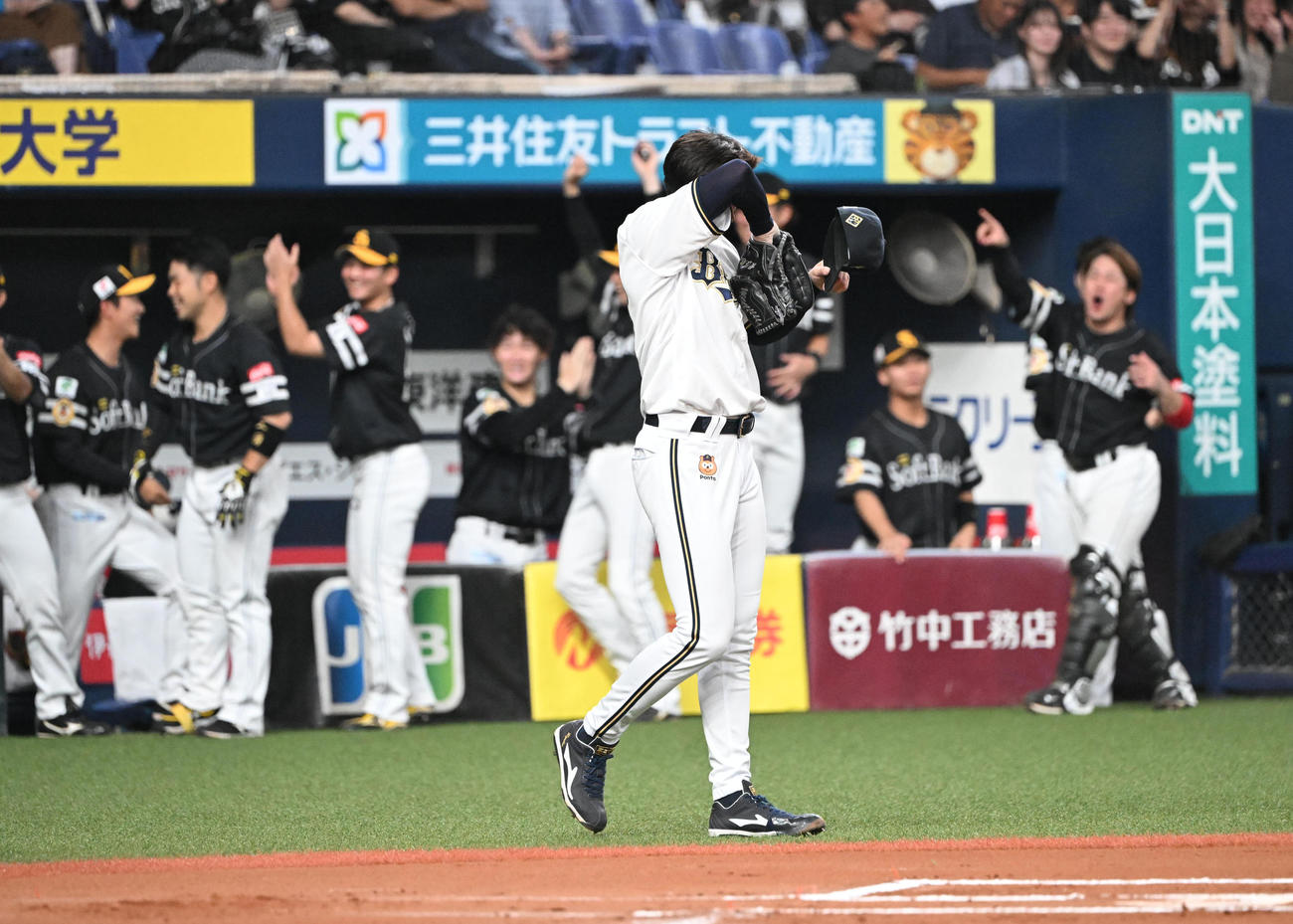 オリックス対ソフトバンク　6回表ソフトバンク無死一塁、今宮のバントで一塁悪送球、失点した曽谷（撮影・和賀正仁）