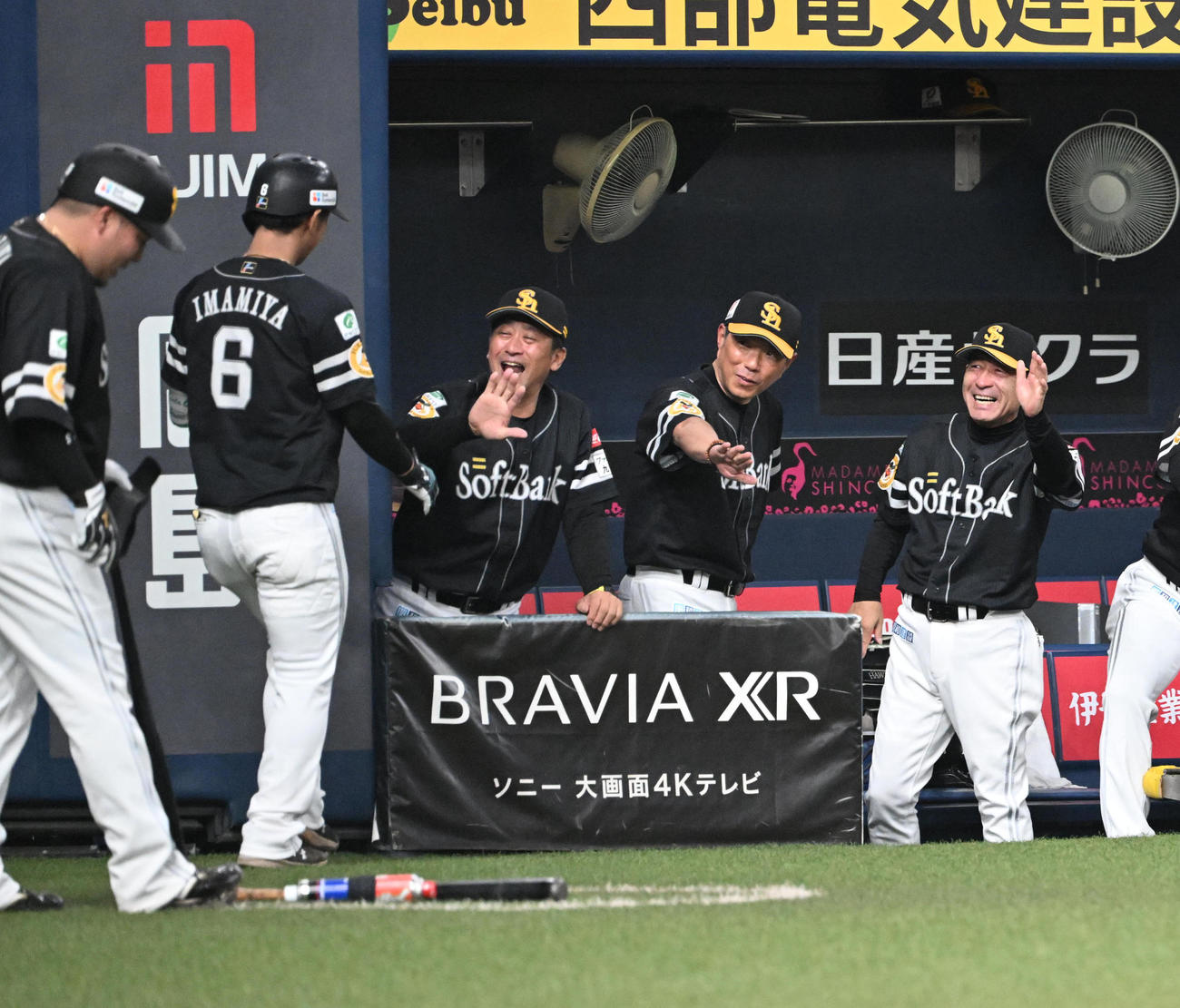 オリックス対ソフトバンク　6回表ソフトバンク無死一塁、バントで相手失策が絡み生還した今宮を迎える小久保監督（中央）（撮影・和賀正仁）