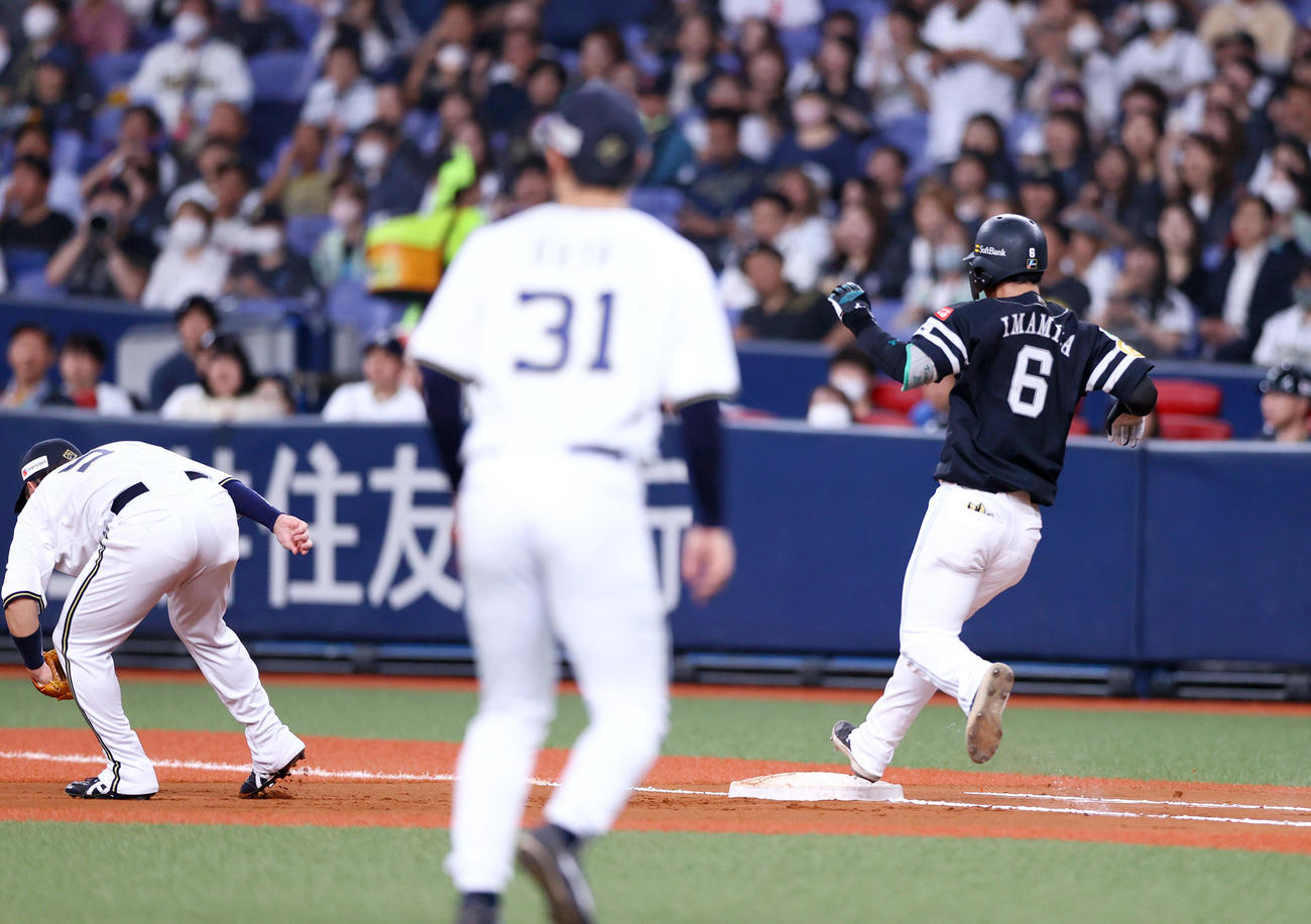 オリックス対ソフトバンク　6回表ソフトバンク無死一塁、今宮は送りバントを成功させる（撮影・上山淳一）