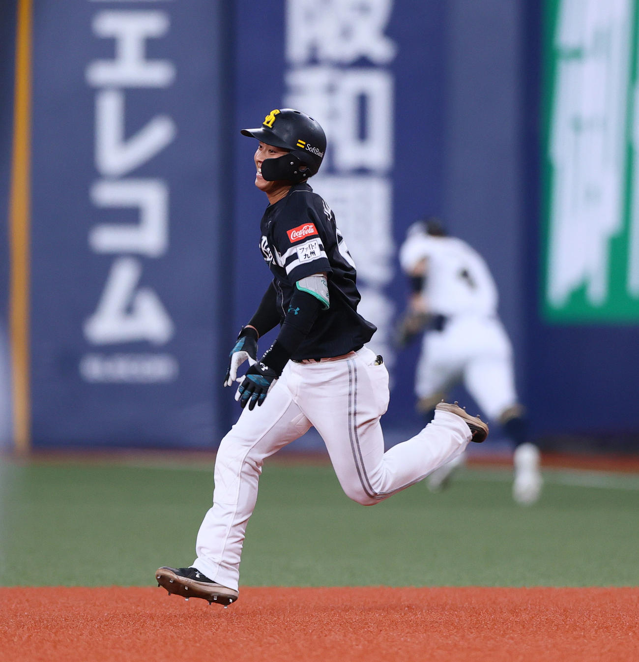 オリックス対ソフトバンク　6回表ソフトバンク無死一塁、送りバントを成功の今宮は投手曽谷の悪送球で二塁へ向かう（撮影・上山淳一）