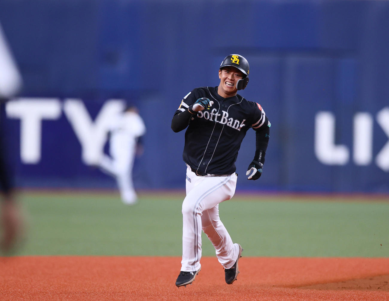 オリックス対ソフトバンク　6回表ソフトバンク無死一塁、送りバントを成功の今宮は投手曽谷の悪送球で三塁へ向かう（撮影・上山淳一）
