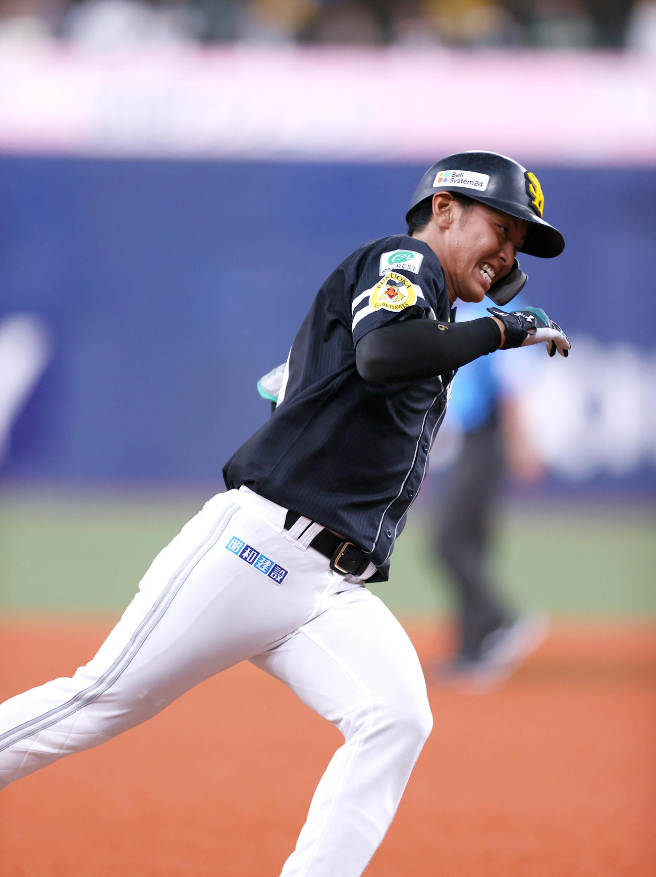 オリックス対ソフトバンク　6回表ソフトバンク無死一塁、送りバントを成功の今宮は投手曽谷の悪送球でホームへ向かう（撮影・上山淳一）