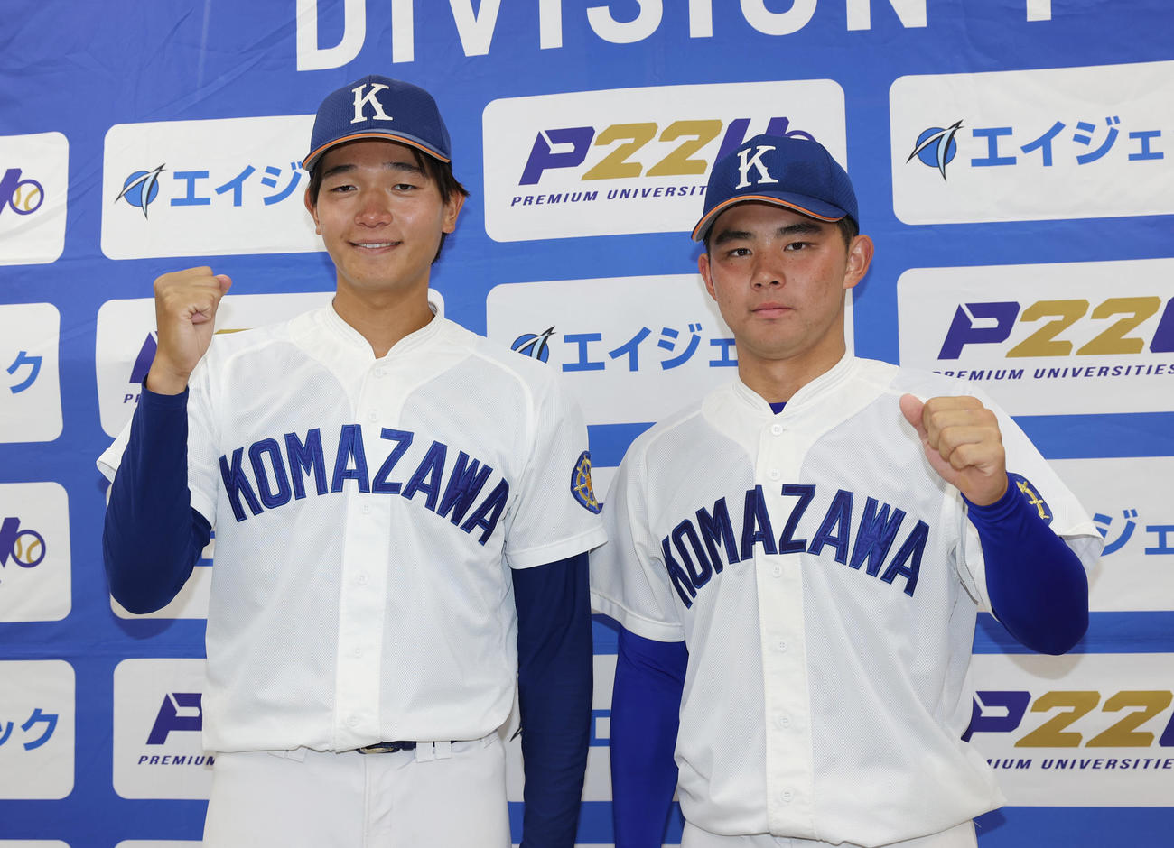 駒大対東農大　勝利投手の駒大・高井（左）と本塁打の永野はガッツポーズする（撮影・柴田隆二）