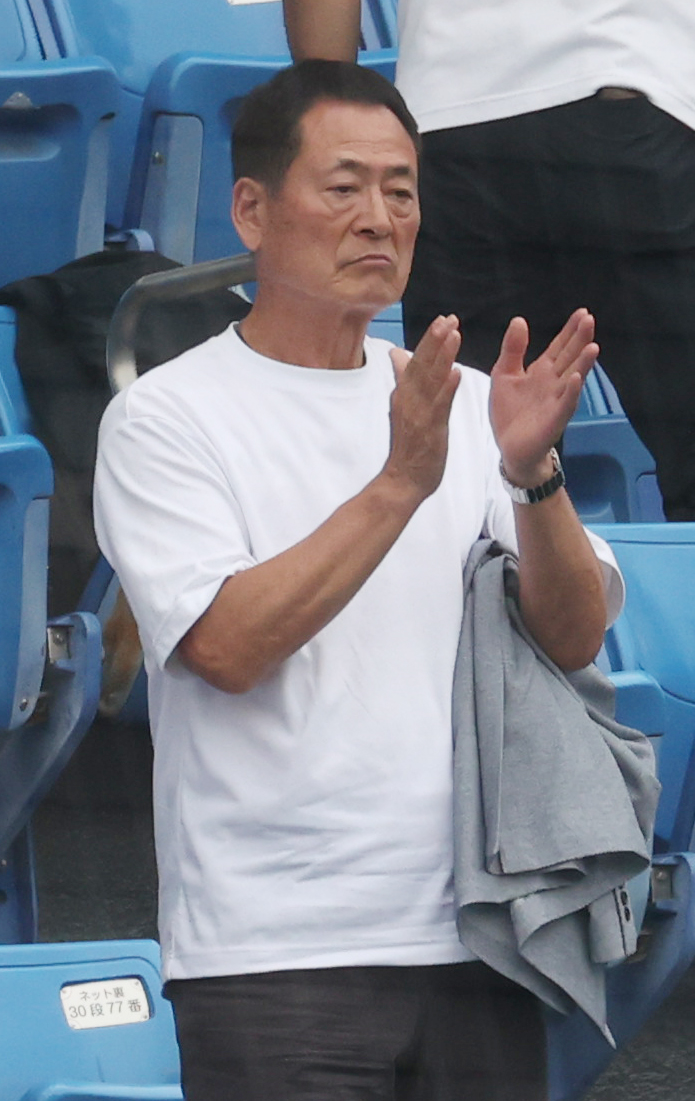 駒大対東農大　駒大勝利に拍手する駒大OBの中畑清氏（撮影・柴田隆二）