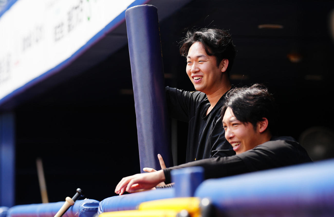 DeNA対巨人　試合前、リラックスした表情を見せる巨人山崎伊（左）と赤星（撮影・垰建太）