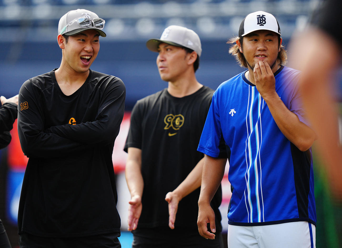 DeNA対巨人　試合前、DeNA堀岡（右）と談笑する巨人山崎伊（撮影・垰建太）