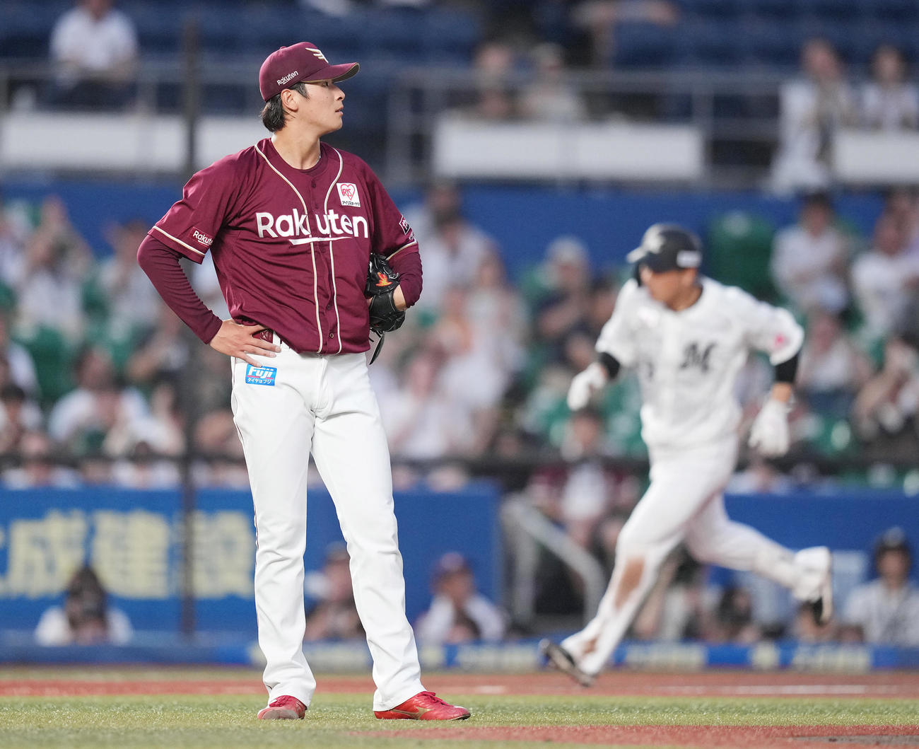 ロッテ対楽天　3回裏ロッテ無死一塁、角中に右越え2点本塁打を浴び、ぼうぜんとする内（撮影・鈴木みどり）