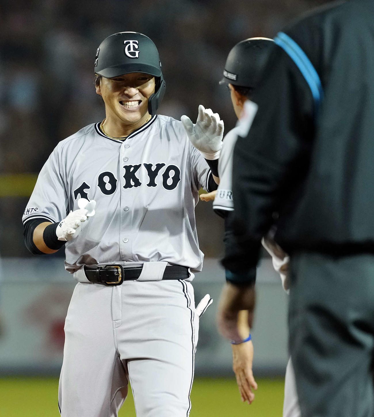 DeNA対巨人　9回表巨人1死二塁、中前に適時打を放ち、通算1500安打を達成し笑顔を見せる代打長野（撮影・たえ見朱実）