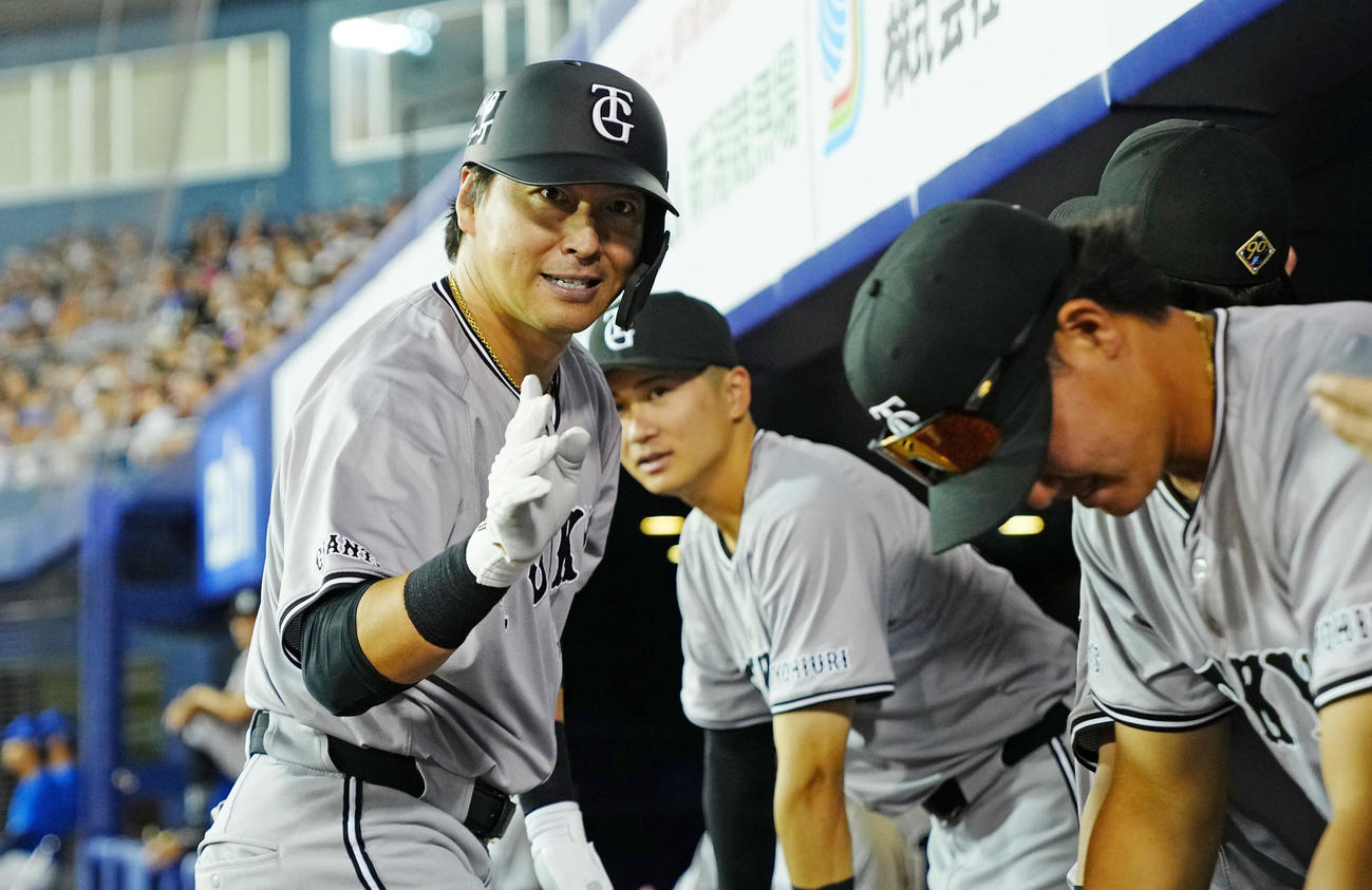 DeNA対巨人　9回表巨人2死一塁、代走と交代しナインの出迎えを受ける長野（撮影・垰建太）