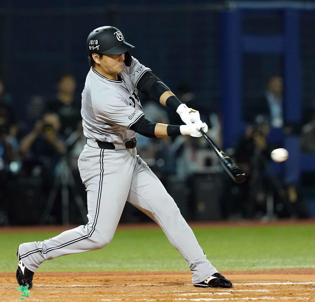 DeNA対巨人　9回表巨人1死二塁、中前に適時打を放ち、通算1500安打を達成した代打長野（撮影・たえ見朱実）