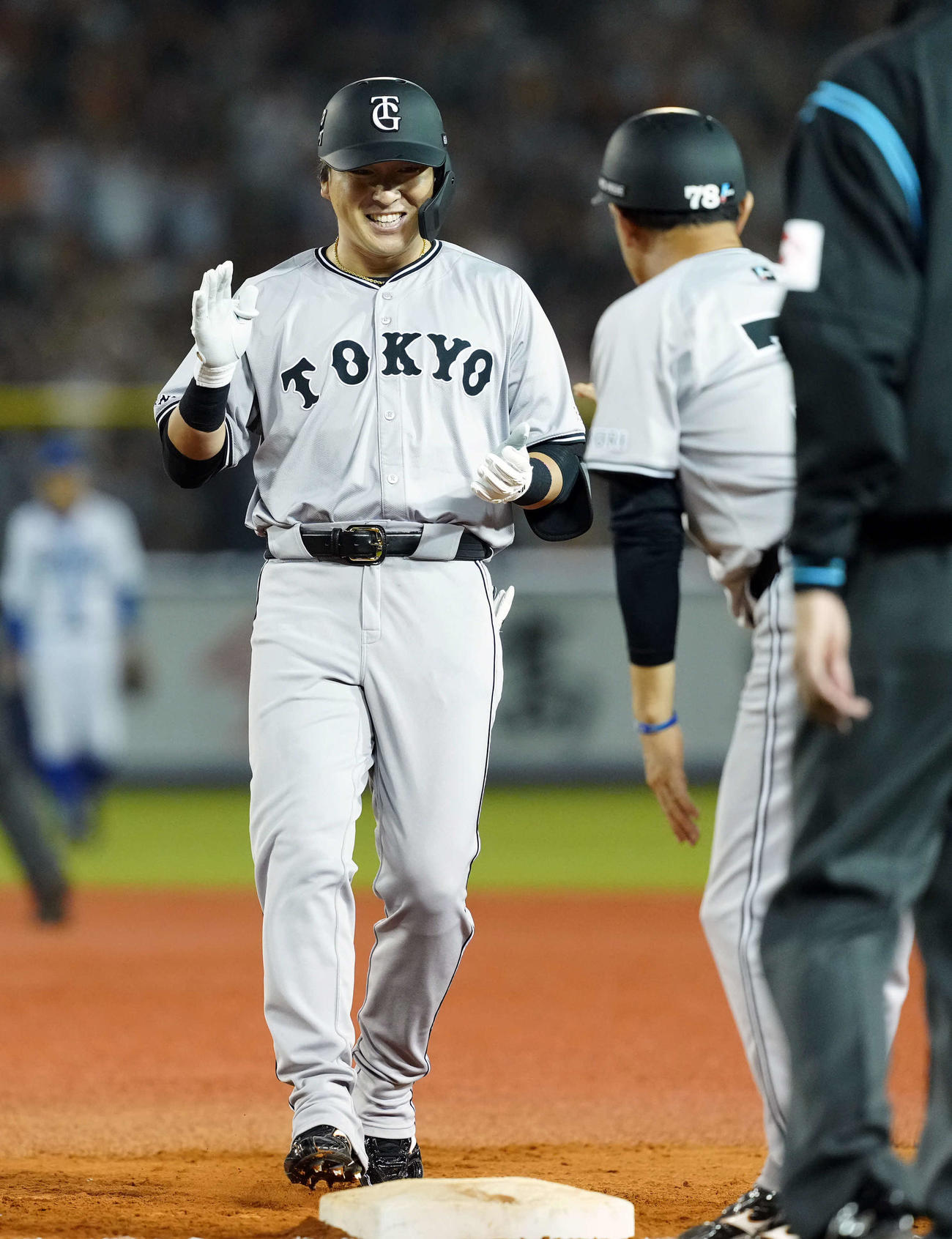 DeNA対巨人　9回表巨人1死二塁、中前に適時打を放ち、通算1500安打を達成し笑顔を見せる代打長野（撮影・たえ見朱実）