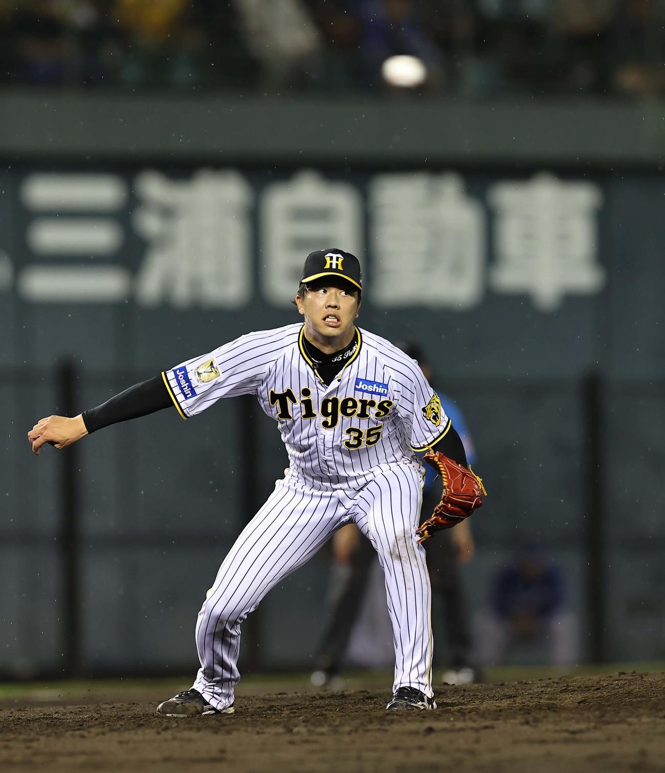 阪神対中日　8回表中日2死三塁、才木は板山に右前先制適時打を浴びる（撮影・上田博志）