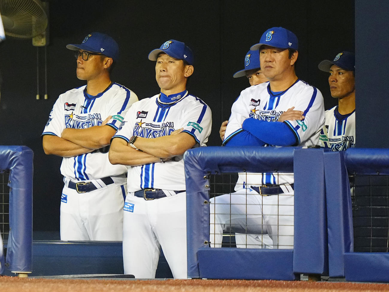 DeNA対巨人　5回裏DeNA無死二塁、筒香の三振に渋い表情の三浦監督（左から2人目）（撮影・垰建太）