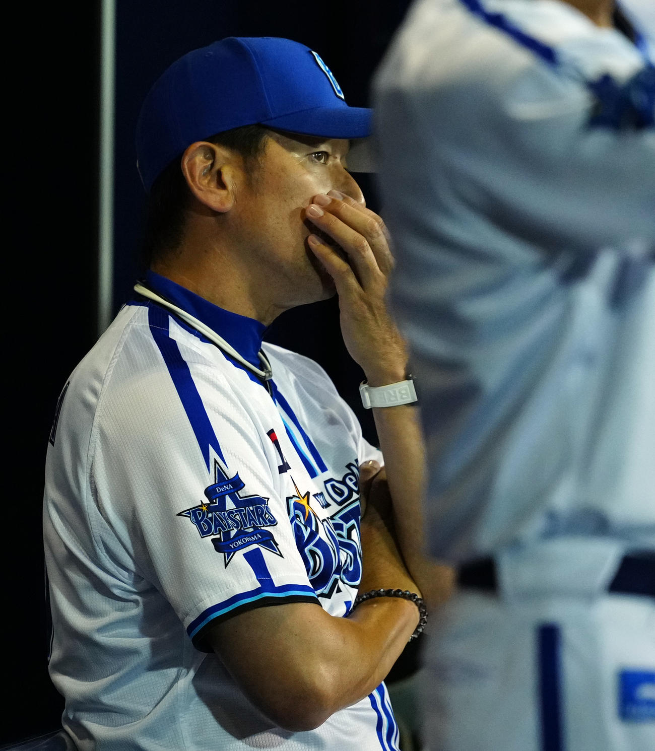 DeNA対巨人　ベンチから戦況を見つめるDeNA三浦監督（撮影・たえ見朱実）