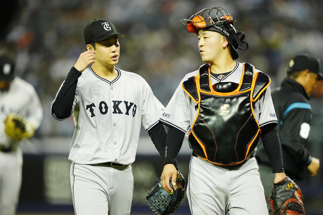 DeNA対巨人　5回裏の登板を終え言葉を交わす巨人山崎伊（左）と岸田（撮影・垰建太）