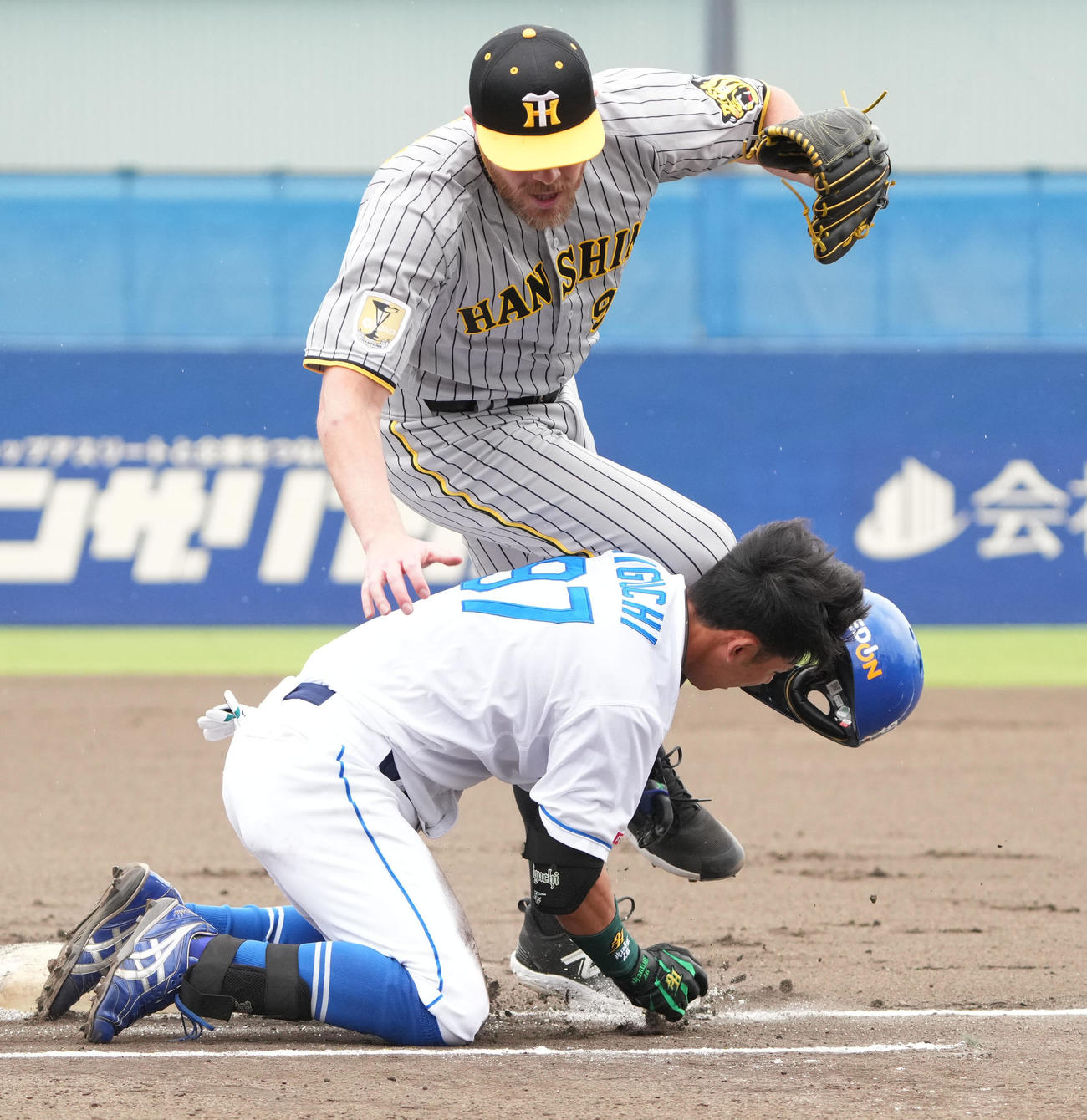 ウエスタン中日対阪神　1回裏中日無死、樋口と一塁上で交錯するビーズリー（奥）（撮影・森本幸一）