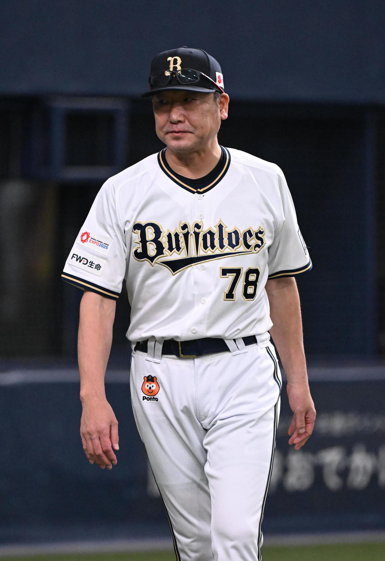 オリックス対ソフトバンク　7回裏を終え、選手の交代を告げるオリックス中嶋聡督（撮影・和賀正仁）