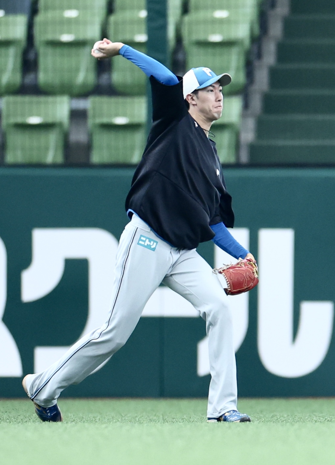 西武対日本ハム　試合前、キャッチボールする日本ハム福島（撮影・河田真司）