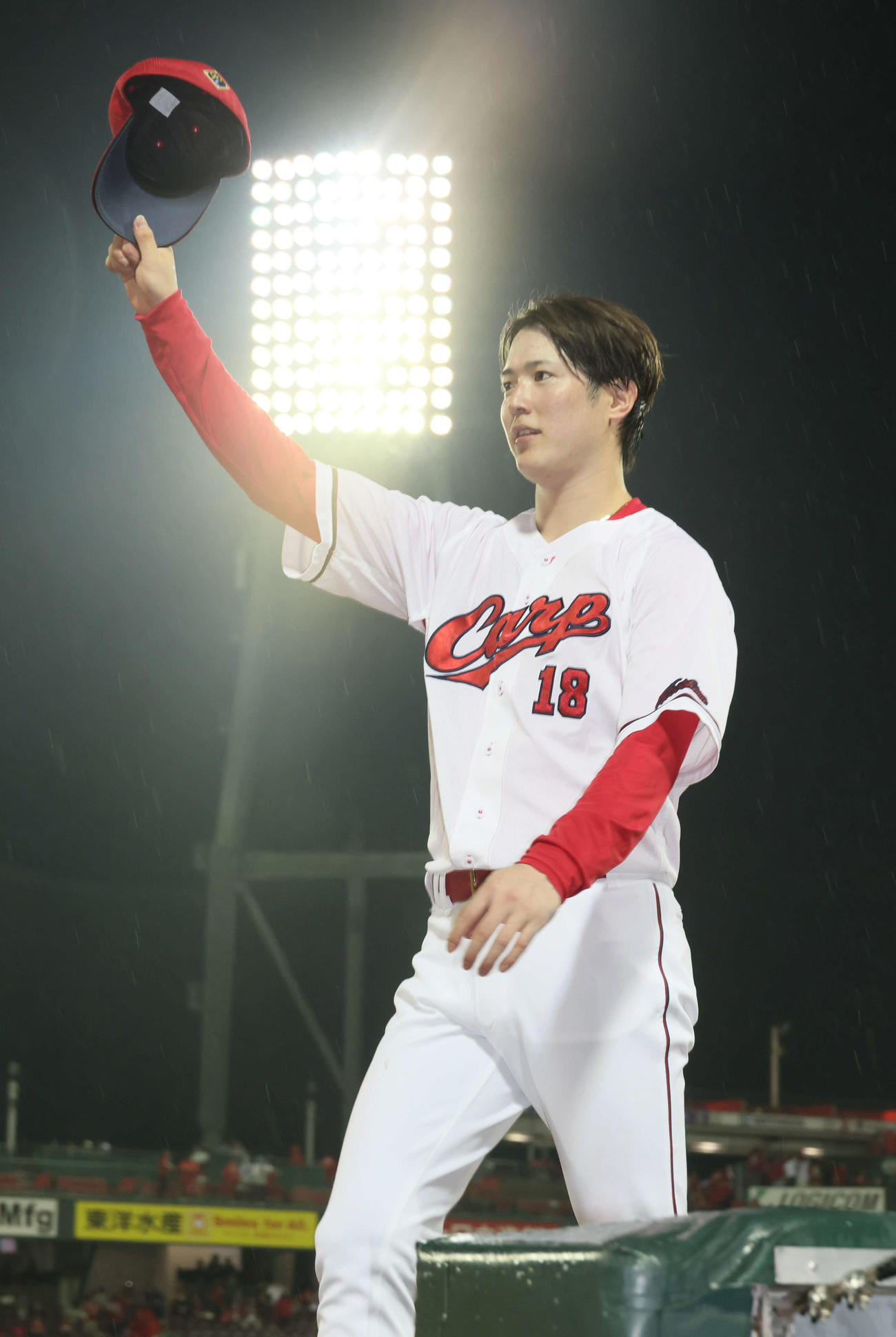 広島対ヤクルト　ファンの声援に応える森下（撮影・加藤孝規）