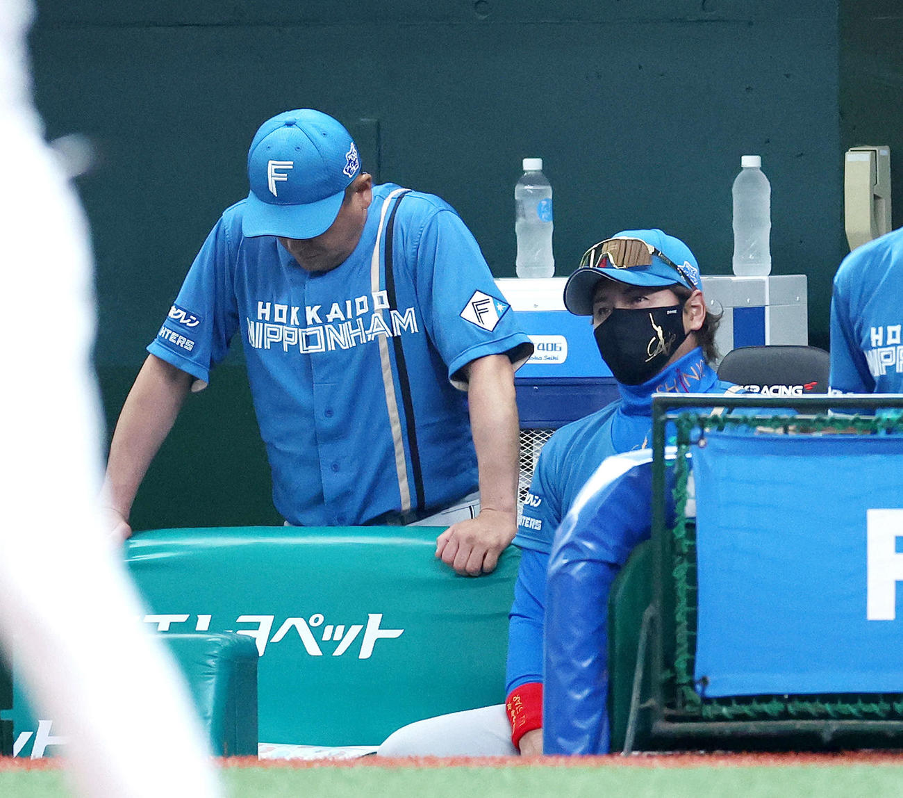 西武対日本ハム　1回裏、戦況を見守る日本ハム新庄監督（撮影・河田真司）