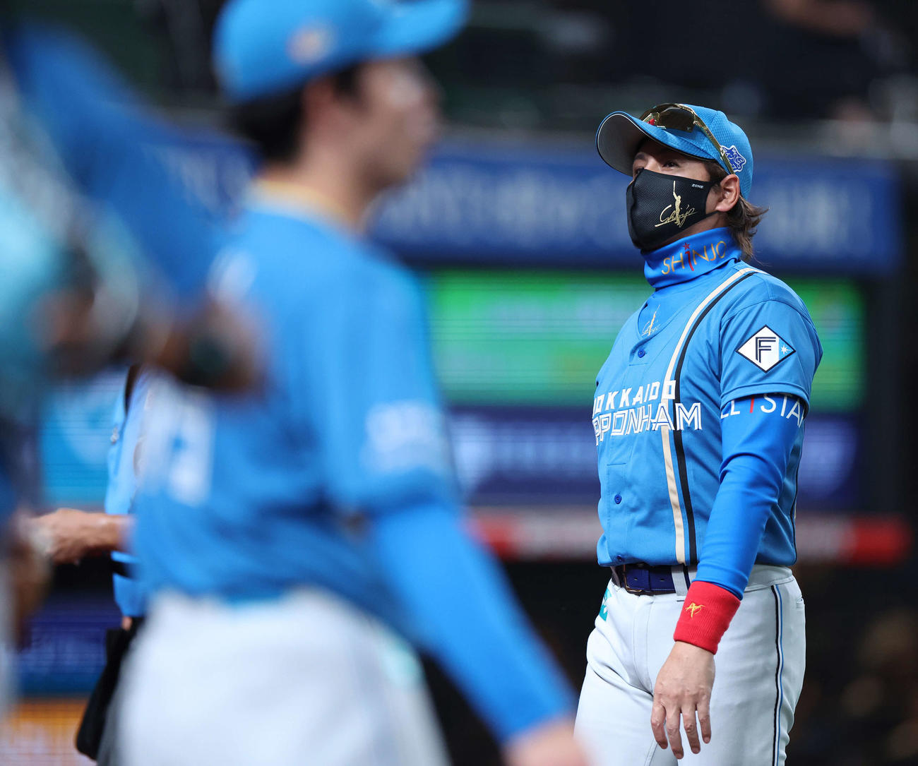 西武対日本ハム　8回表を終え、選手交代を告げベンチに戻る日本ハム新庄監督（撮影・河田真司）