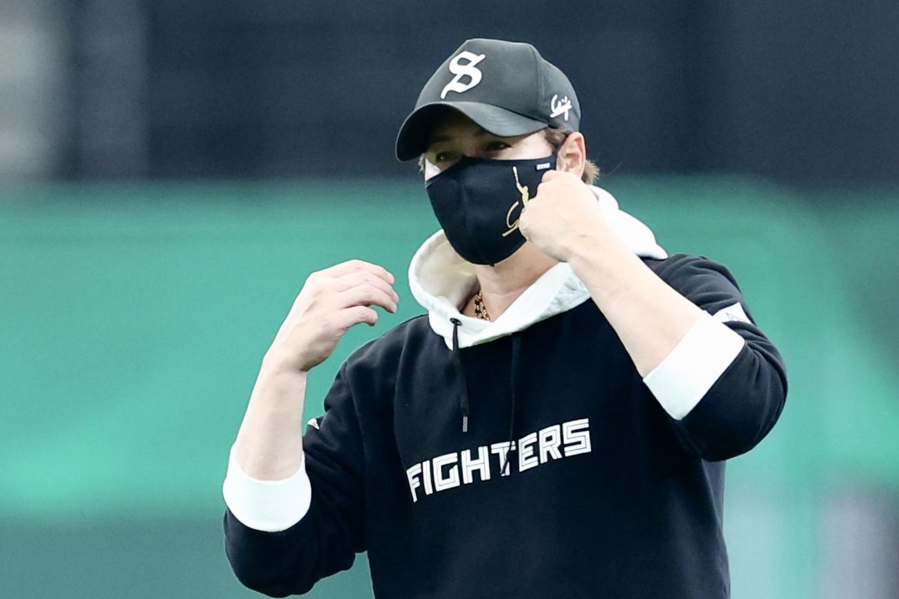 西武対日本ハム　試合前、練習を見る日本ハム新庄監督（撮影・河田真司）