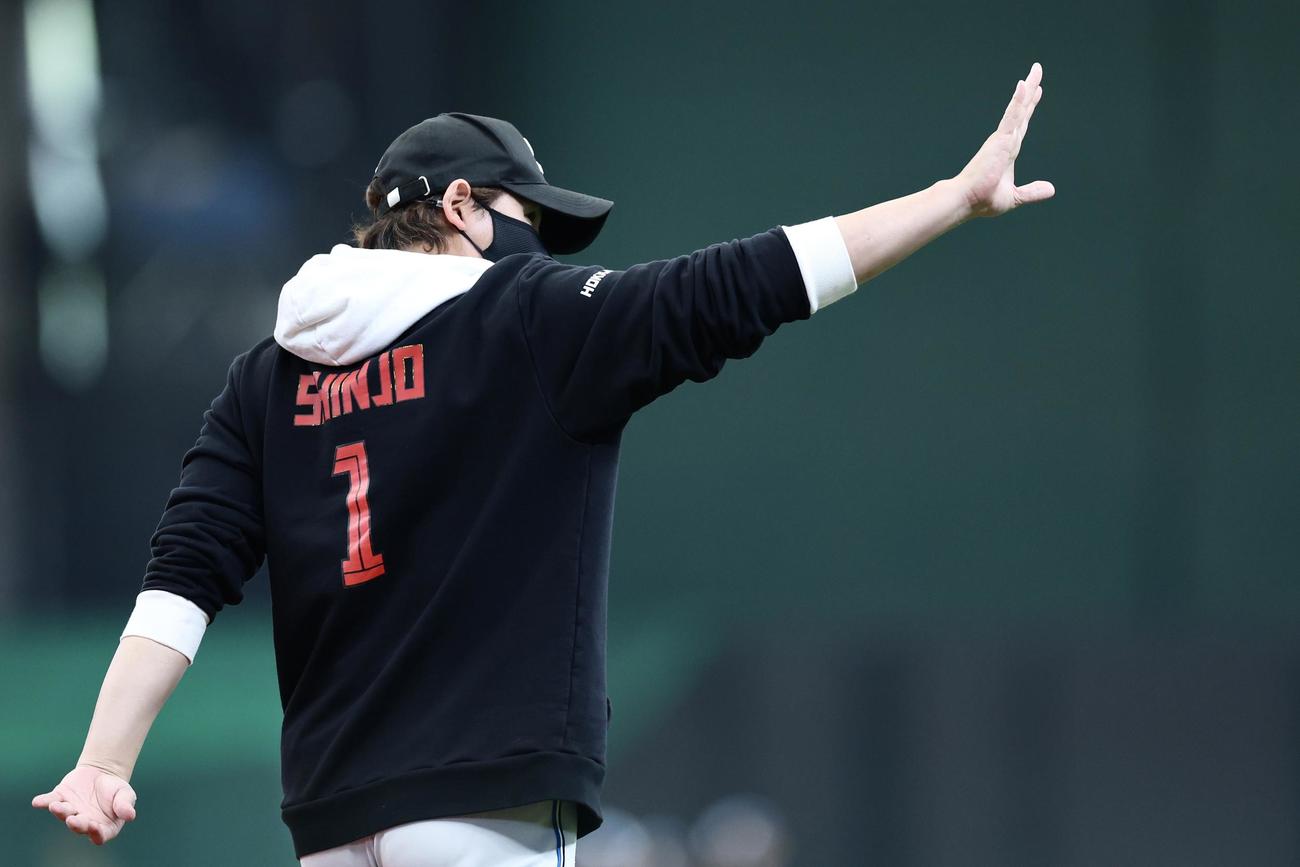 西武対日本ハム　試合前、観客席に手を振る日本ハム新庄監督（撮影・河田真司）