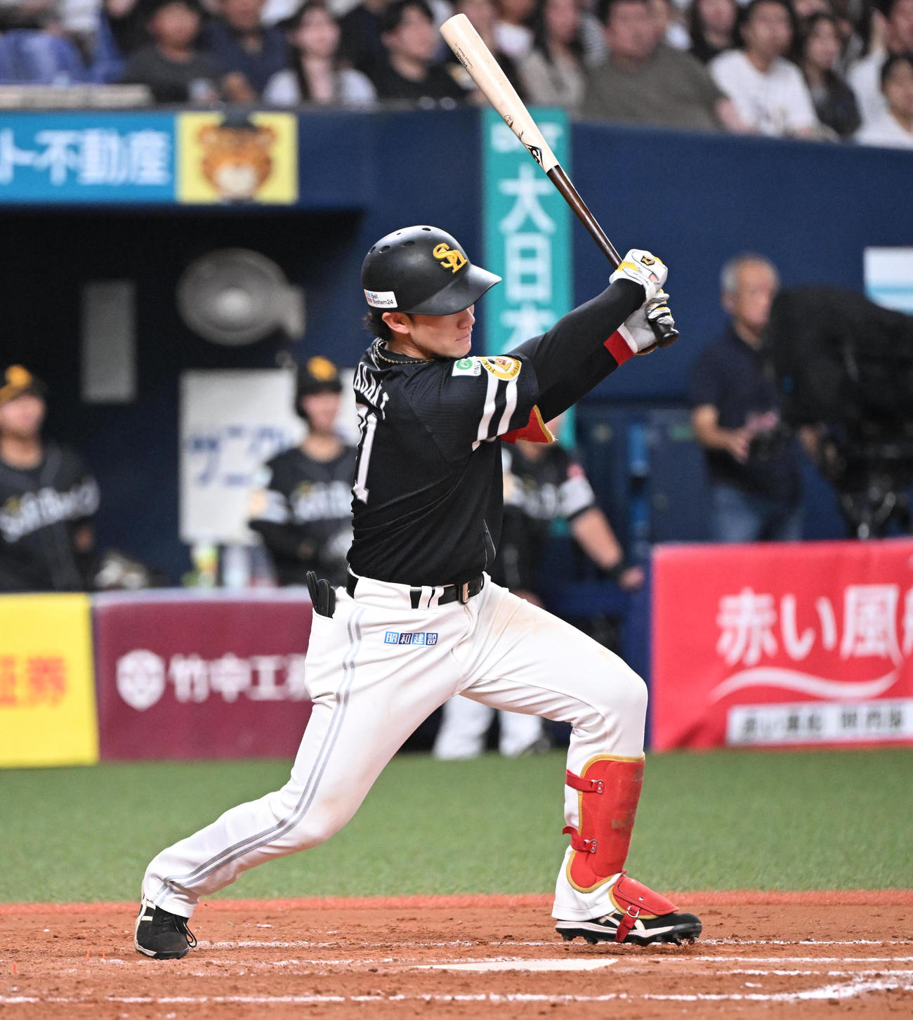 オリックス対ソフトバンク　8回表ソフトバンク1死一、二塁、中前適時打を放つ正木（撮影・和賀正仁）
