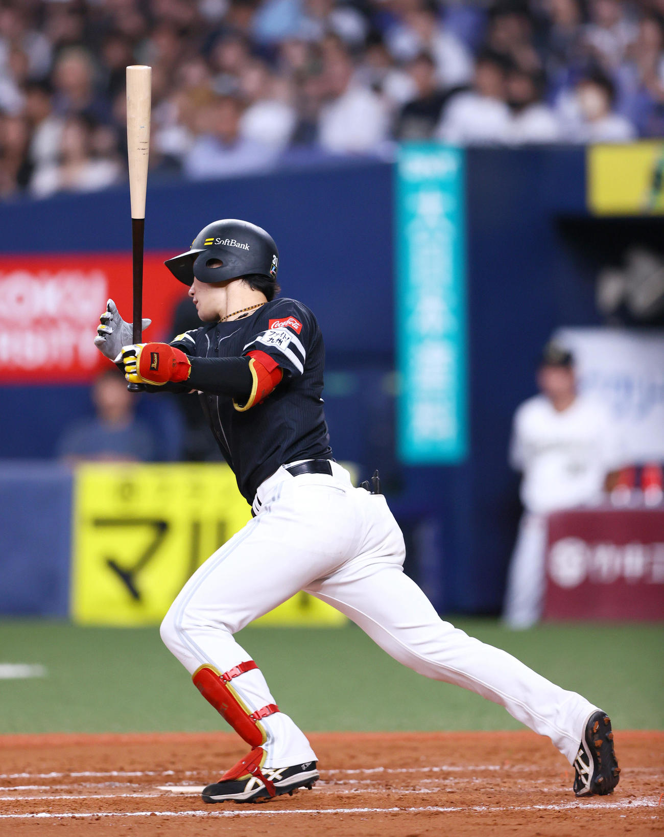 オリックス対ソフトバンク　8回表ソフトバンク1死一、二塁、正木は中前適時打を放つ（撮影・上山淳一）
