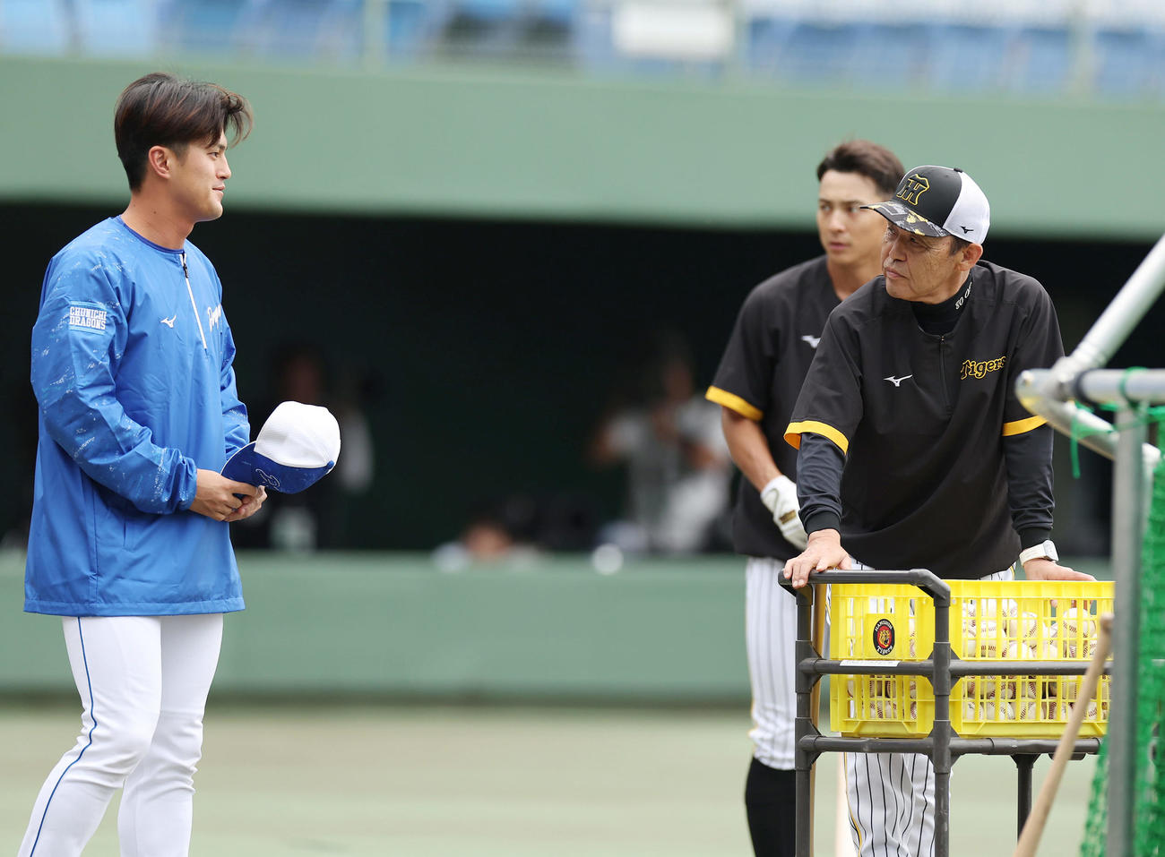 阪神対中日　阪神岡田監督（右）にあいさつする中日板山（撮影・前田充）