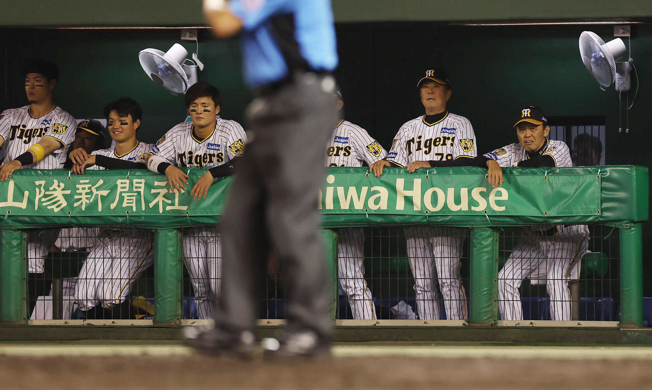 阪神対中日　9回裏阪神2死一、二塁、糸原が空振り三振に倒れ試合終了となり、厳しい表情を見せる岡田監督（右端）ら（撮影・前田充）