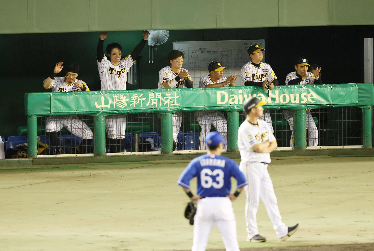 阪神対中日　9回裏阪神2死一塁、代走植田の二塁判定検証結果に喜ぶ岡田監督とナイン（撮影・加藤哉）